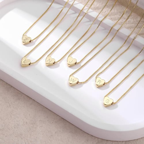 قلادة قلب مزين بالحرف الاول من الاسم