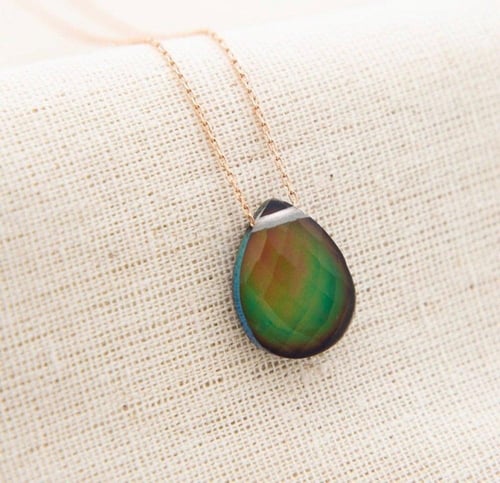 سلسال قطرة الماء يتغير لونها حسب الحرارة والمشاعر