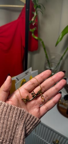 سلسال بالاسم مع فراشة وحرف من تحب