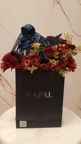 باقة ورد مع سِلسال قرن الغزال