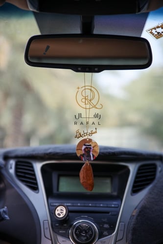 تعليقة سيارة بصورة مع كسرة العود