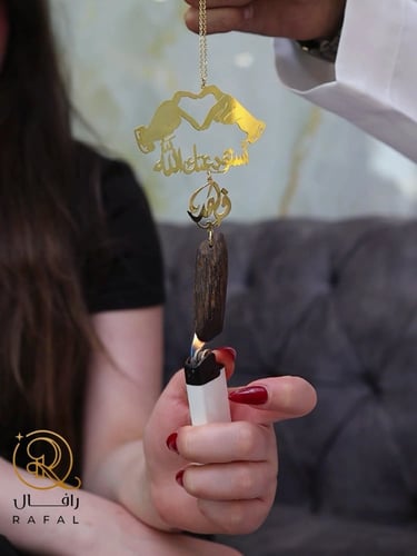 تعليقة كسرة العود بشكل قلب بيدين ترند