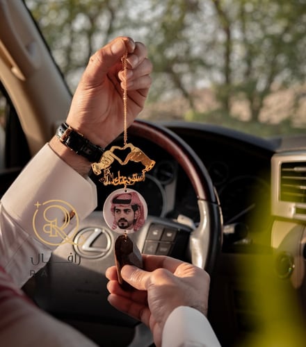 تعليقة سيارة بصورة مع يدين ترند و كسرة العود