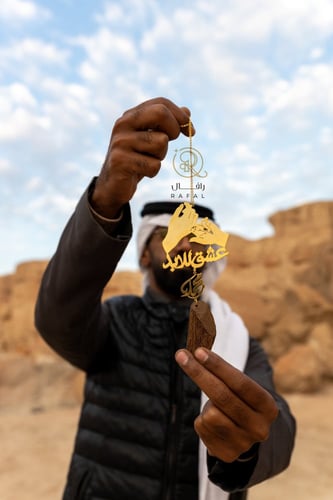 تعليقة كسرة العود بيديين عشق للابد