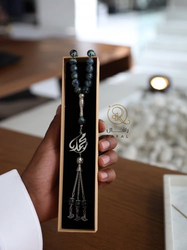 سبحه بلون مميز ونكتب الاسم او الحرف عليها