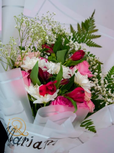 باقة ورد مع اسوارة بالاسم رسمة قلب