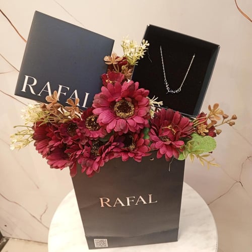 باقة ورد مع سِلسال قرن الغزال