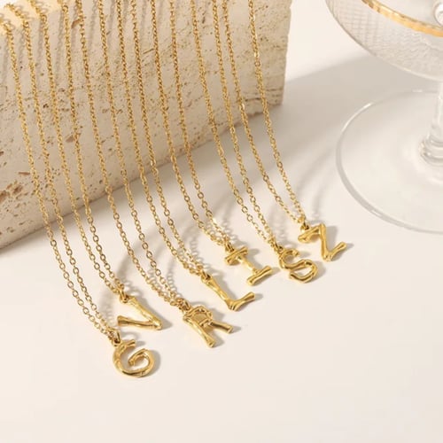 قلادة مزينه بالحرف الاول من الاسم