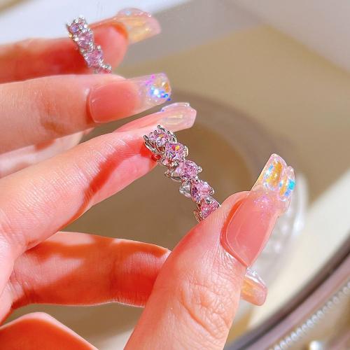 خاتم رائج وعصري بتصميم حب وردي