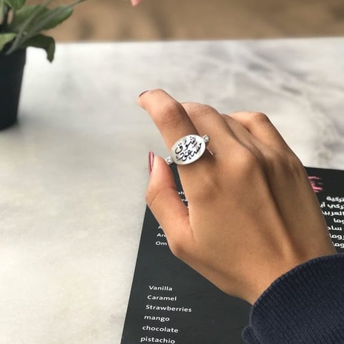 خاتم ملكي - بالاسم مرصع باثنين فصوص من الزركون الب...