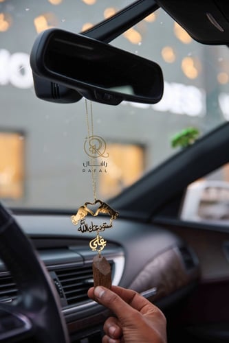 تعليقة كسرة العود بشكل قلب بيدين ترند