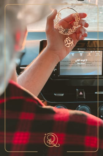 تعليقة سياره بالاسم انيقه