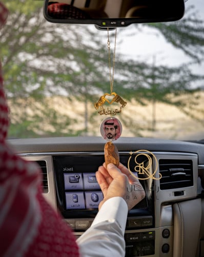 تعليقة سيارة بصورة مع يدين ترند و كسرة العود