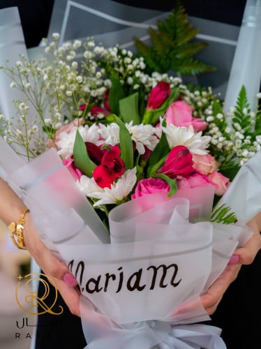 باقة ورد مع اسوارة بالاسم رسمة قلب