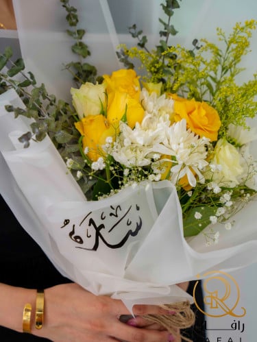 اسوارة فخمة بالاسم مع باقة ورد أنيقة