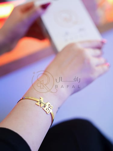 اسوارة حرف مع اسم مدموجة بشكل فراشة