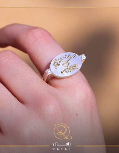خاتم ملكي - بالاسم مرصع باثنين فصوص من الزركون الب...