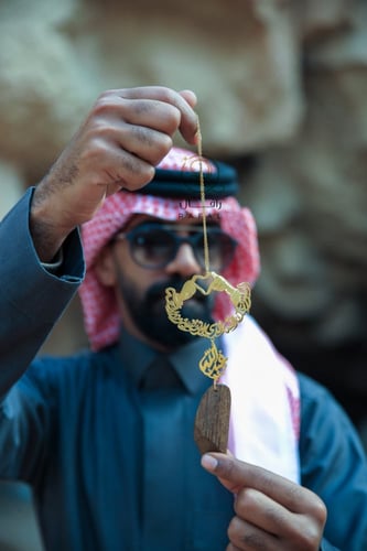 تعليقة الترند مسكة الأيادي