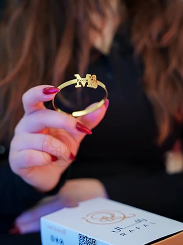 اسوارة حرف مع اسم مدموجة بشكل فراشة