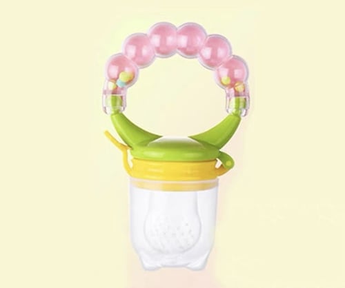 حلقة لتغذية الفاكهة للطفل مع خشخيشة . ملونة