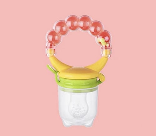 حلقة لتغذية الفاكهة للطفل مع خشخيشة . ملونة