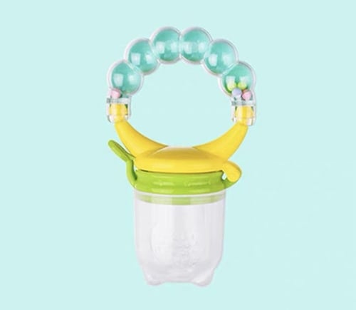 حلقة لتغذية الفاكهة للطفل مع خشخيشة . ملونة