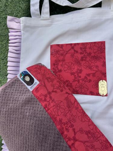 شنطة الفراولة البنفسجية + منشفة