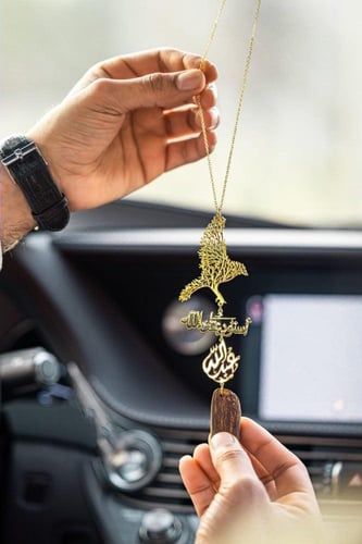 تعليقة سيارة عود مع شكل الصقر