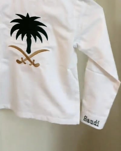 قميص السعوديه بتطريز شعار سيفين ونخلة