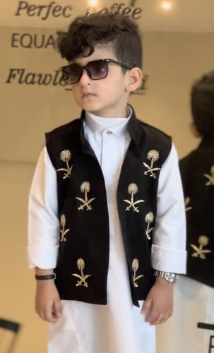 سديري يوم التاسيس مطرز سيفين ونخله