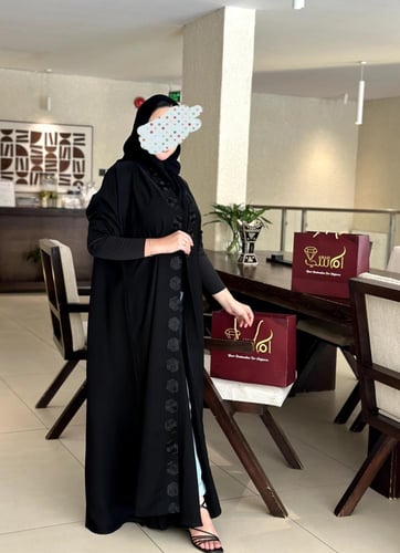 عباية انيقه باللون الأسود اسود