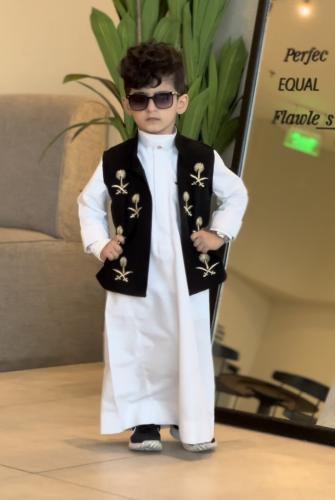 سديري يوم التاسيس مطرز سيفين ونخله