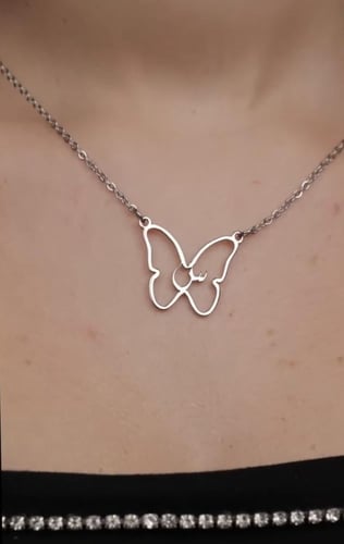 قلاده الفراشه بشكل انيق