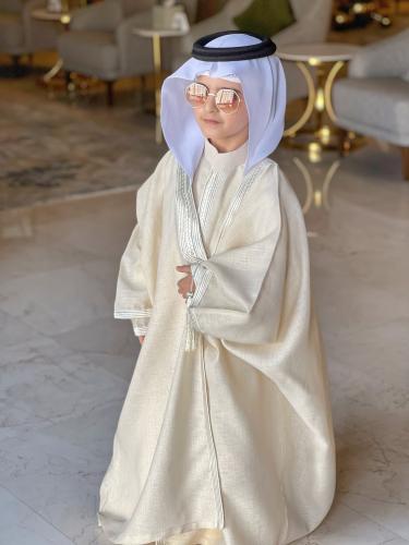 طقم البشت للأطفال بالإسم