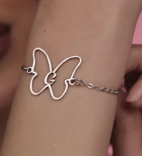 قلاده الفراشه بشكل انيق