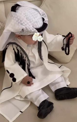 دقلة أطفال بيضاء بتفاصيل سوداء للمناسبات