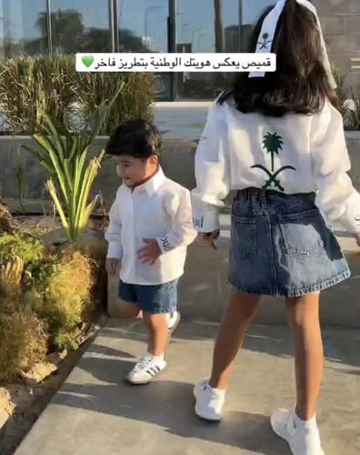 قميص كتان بتطريز شعار سيفين ونخلة