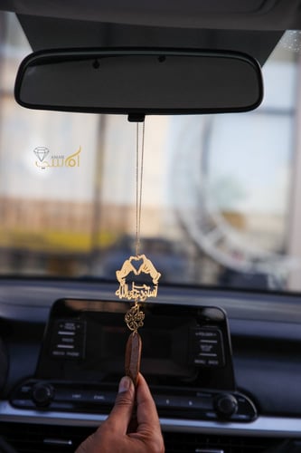 تعليقة كسرة العود بشكل قلب بيدين ترند