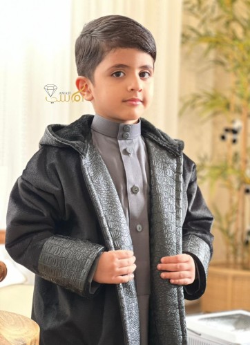 فروه انيقة بأطراف جلد للاطفال بالاسم