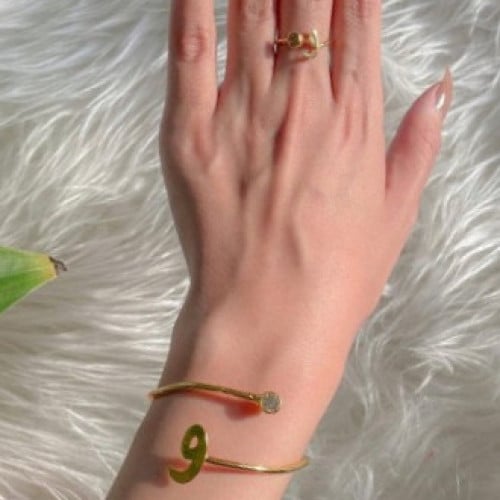 اسواره وخاتم بالحرف العربي