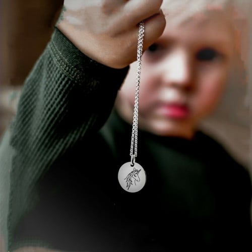 سلسال أنيق للأطفال بحفر الاسم او شكل الخيل