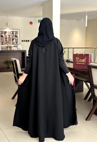 عباية انيقه باللون الأسود اسود