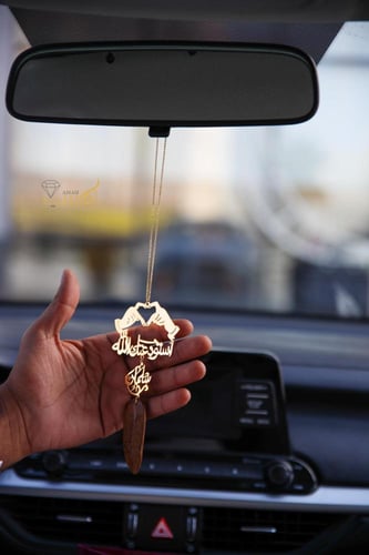 تعليقة كسرة العود بشكل قلب بيدين ترند