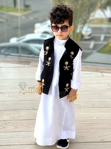 سديري يوم التاسيس مطرز سيفين ونخله