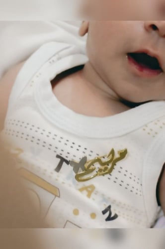 بروش بالاسم مع فراشة تصميم حسب الطلب