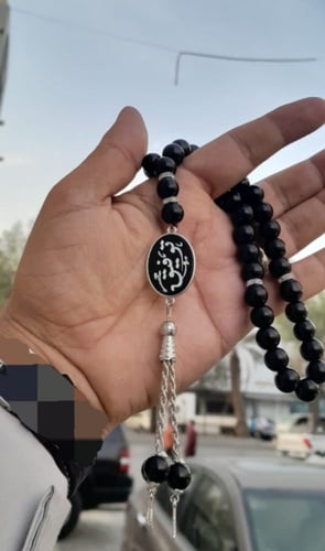 سبحه بالاسم نقش على حجر طبيعي اللون فضي