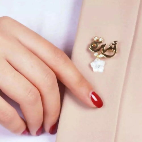 بروش نسائي مزين بالزركون