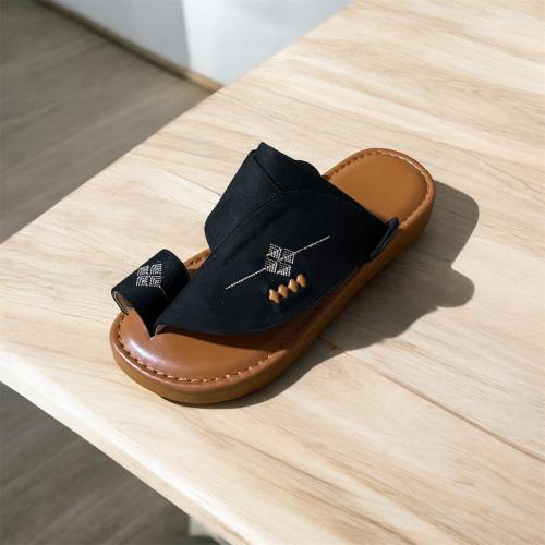 حذاء شرقي مطرز