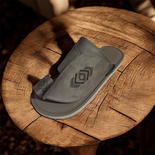 حذاء شرقي مطرز