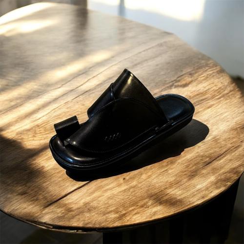 حذاء شرقي مطرز